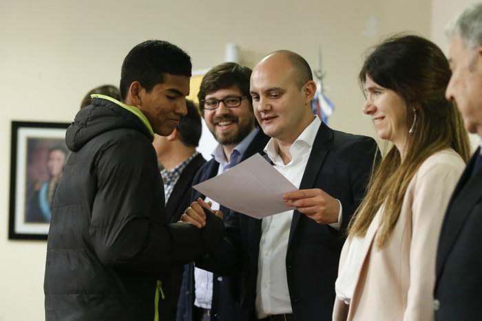 Entrega de certificados a los primeros egresados de los Cursos de Introducción al Trabajo