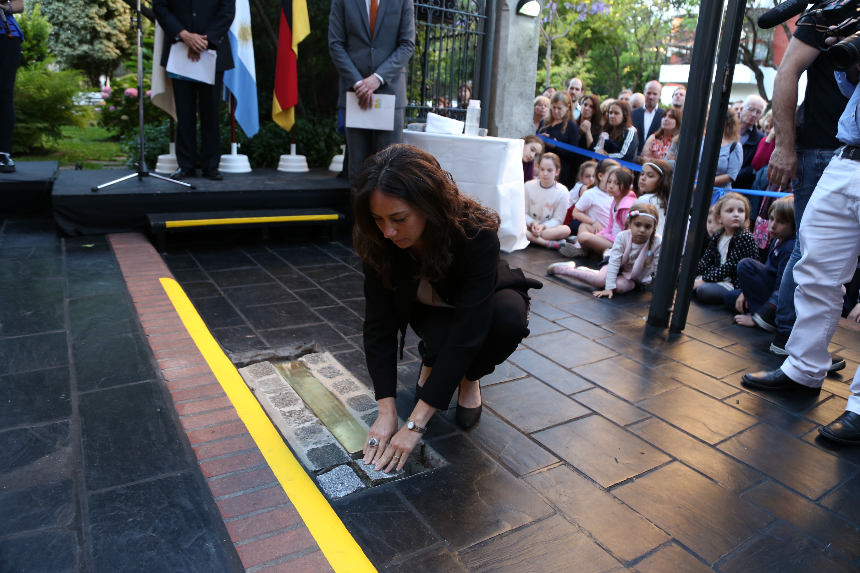Se colocó la primera placa conmemorativa "Stolpersteine"