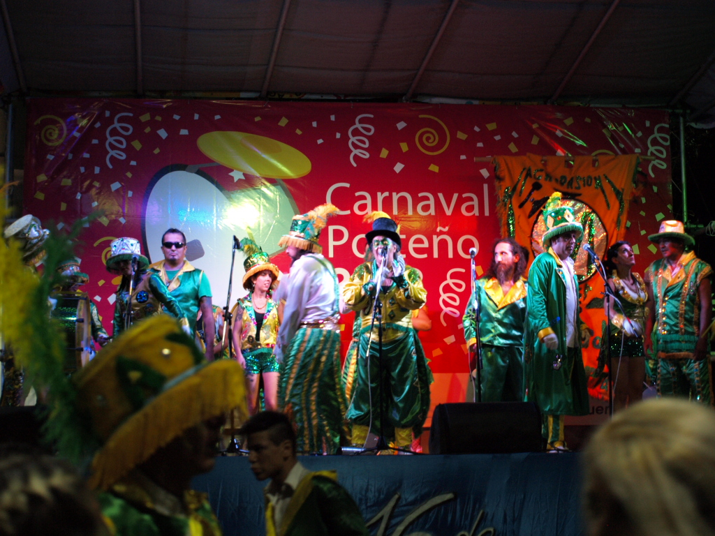 Música, baile y alegría en los barrios para despedir el Carnaval