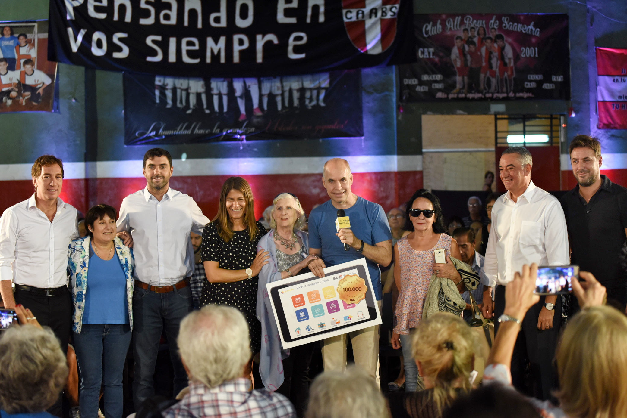 Rodríguez Larreta entregó la tablet 100.000 del programa +Simple: “Es importante que los abuelos estén conectados"