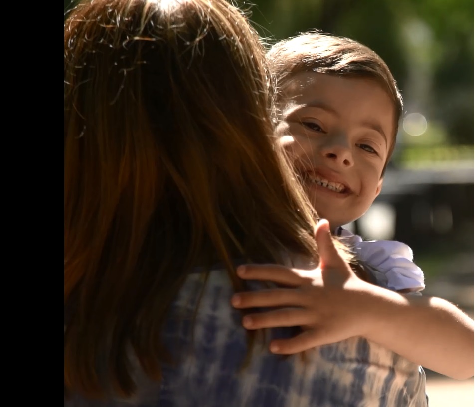 Conocé cómo Santi cambió la vida de Marcela, su mamá adoptiva