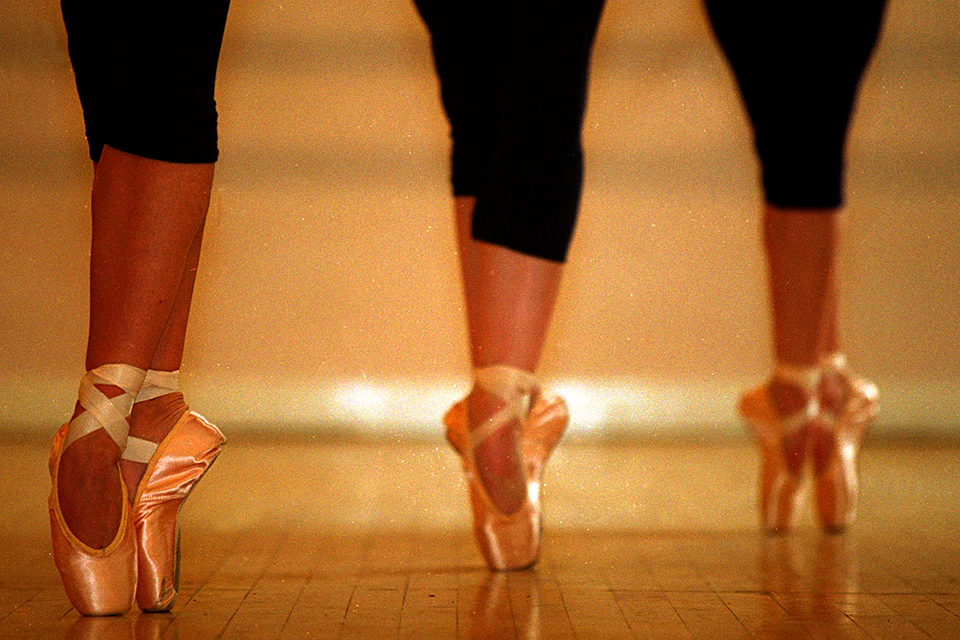 Se presenta la obra de danza contemporánea "Los Pies"