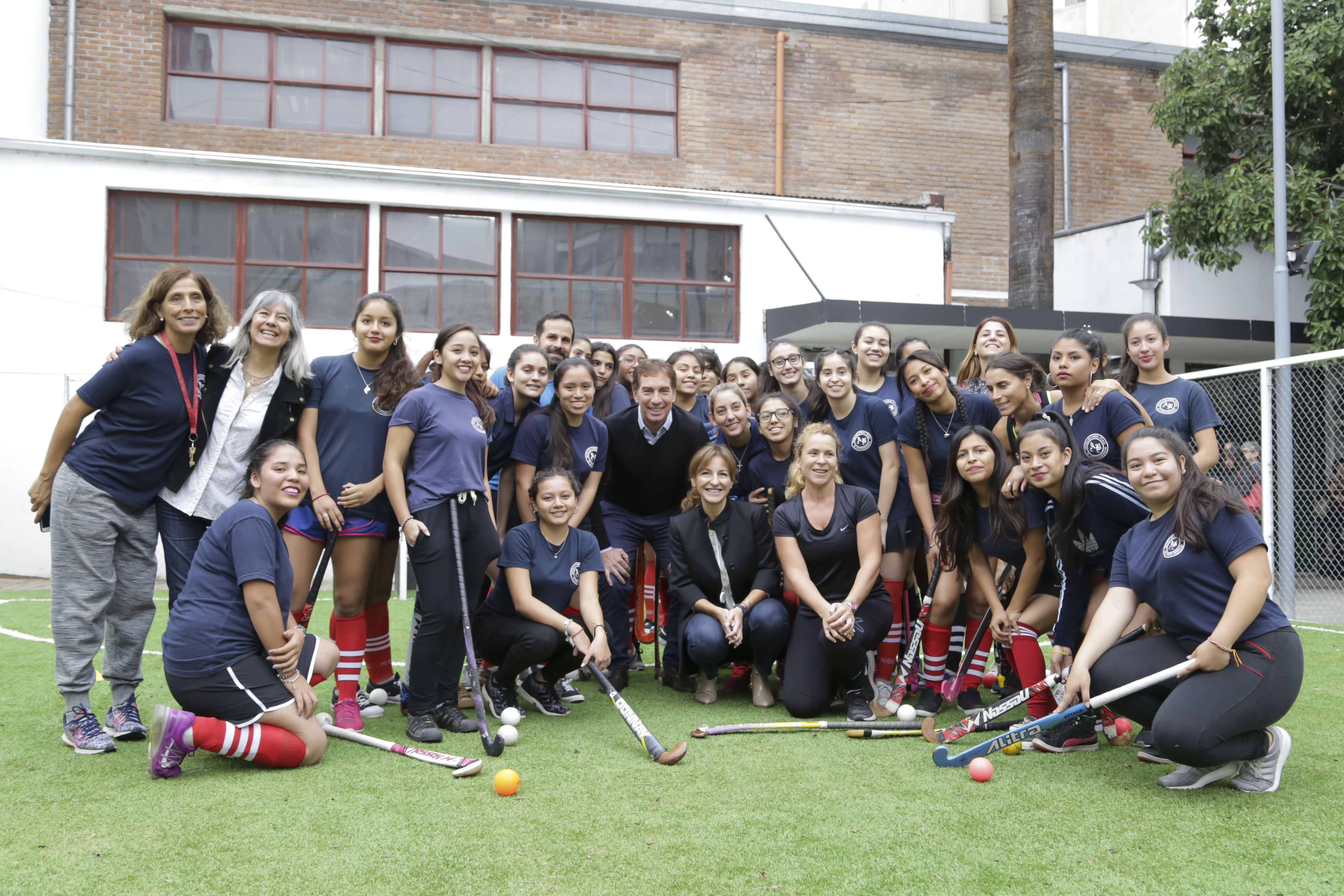 Se inauguró la primera cancha de hockey en una escuela pública porteña