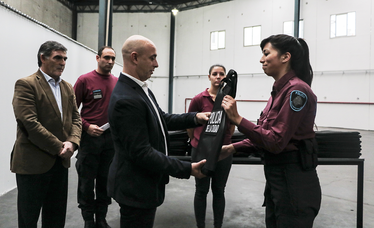 Martín Ocampo completó la entrega de chalecos antibalas a personal policial