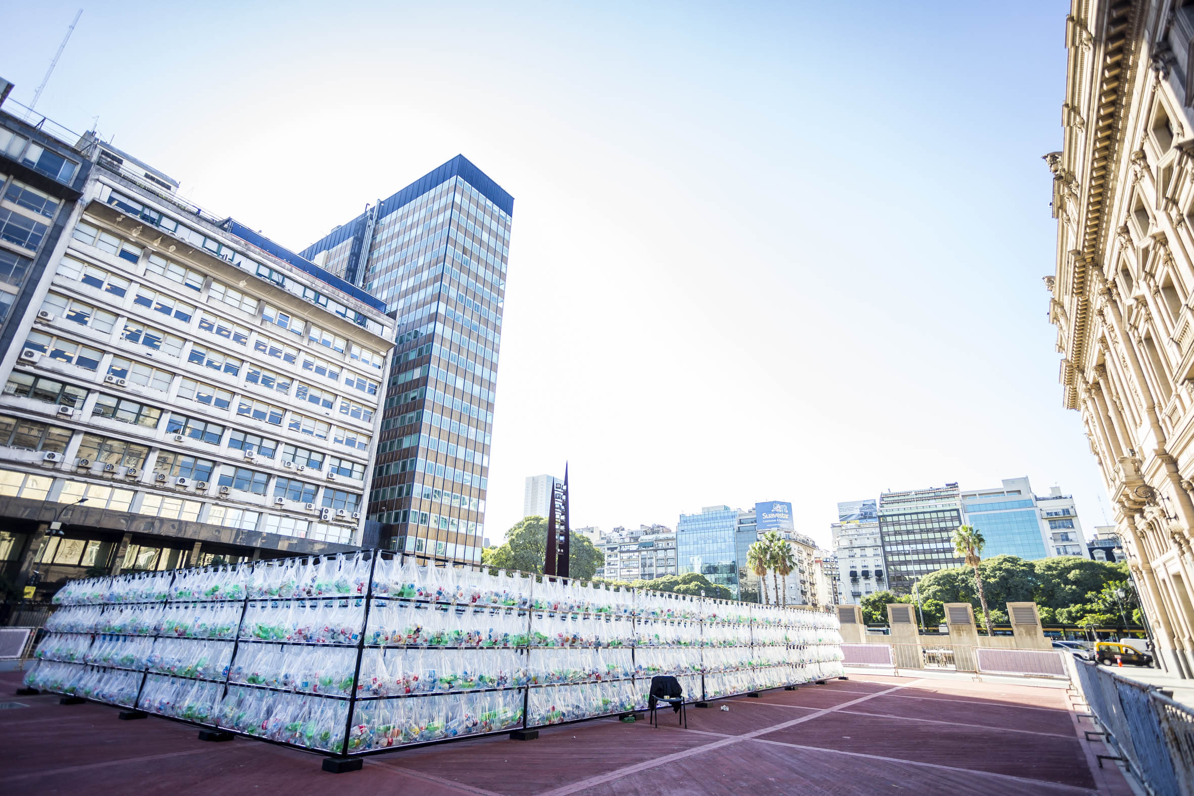 Un laberinto de 15.000 botellas de plástico en la Plaza Vaticano