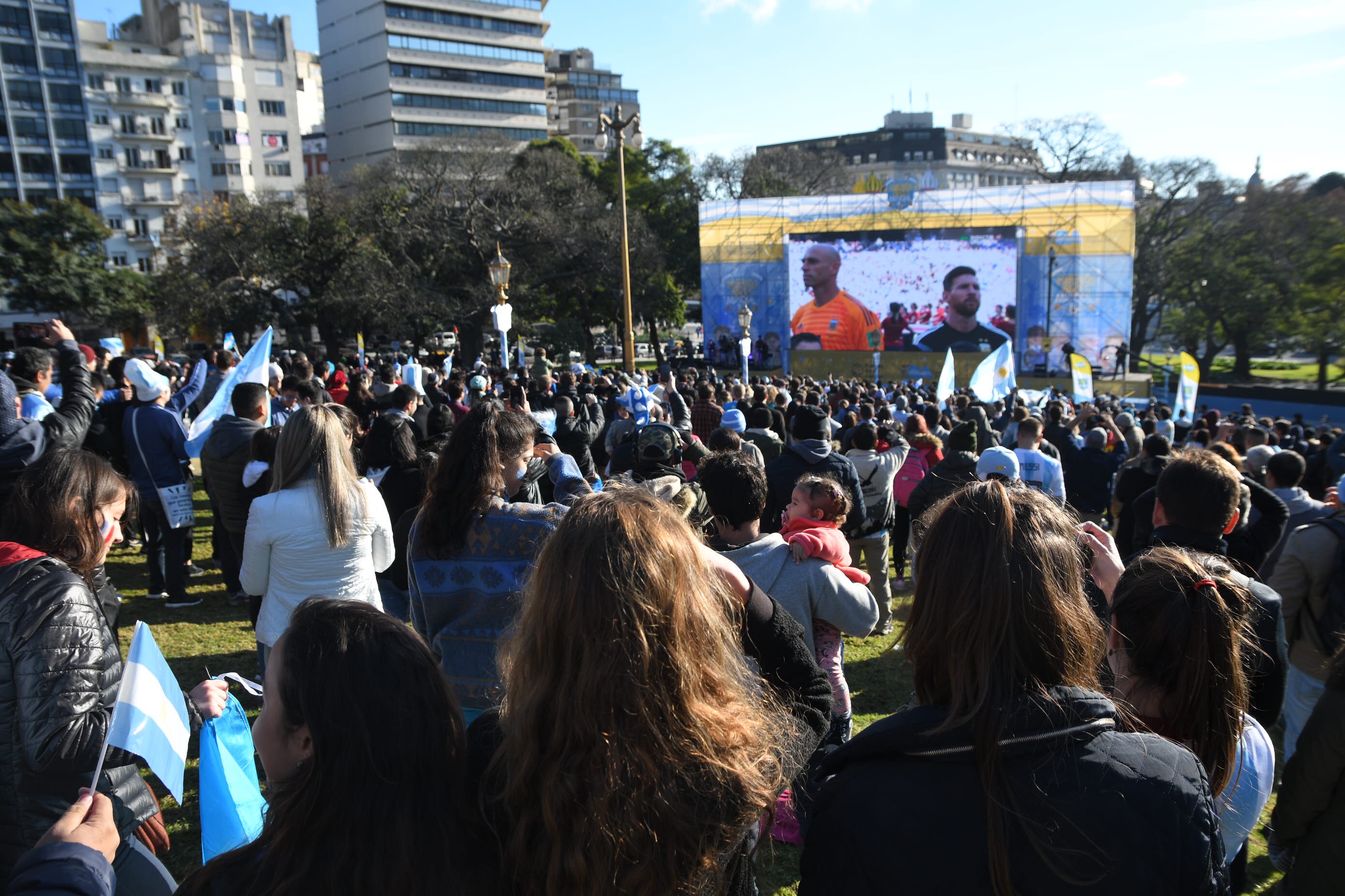 Una multitud siguió por pantalla gigante el debut de Argentina en el Mundial
