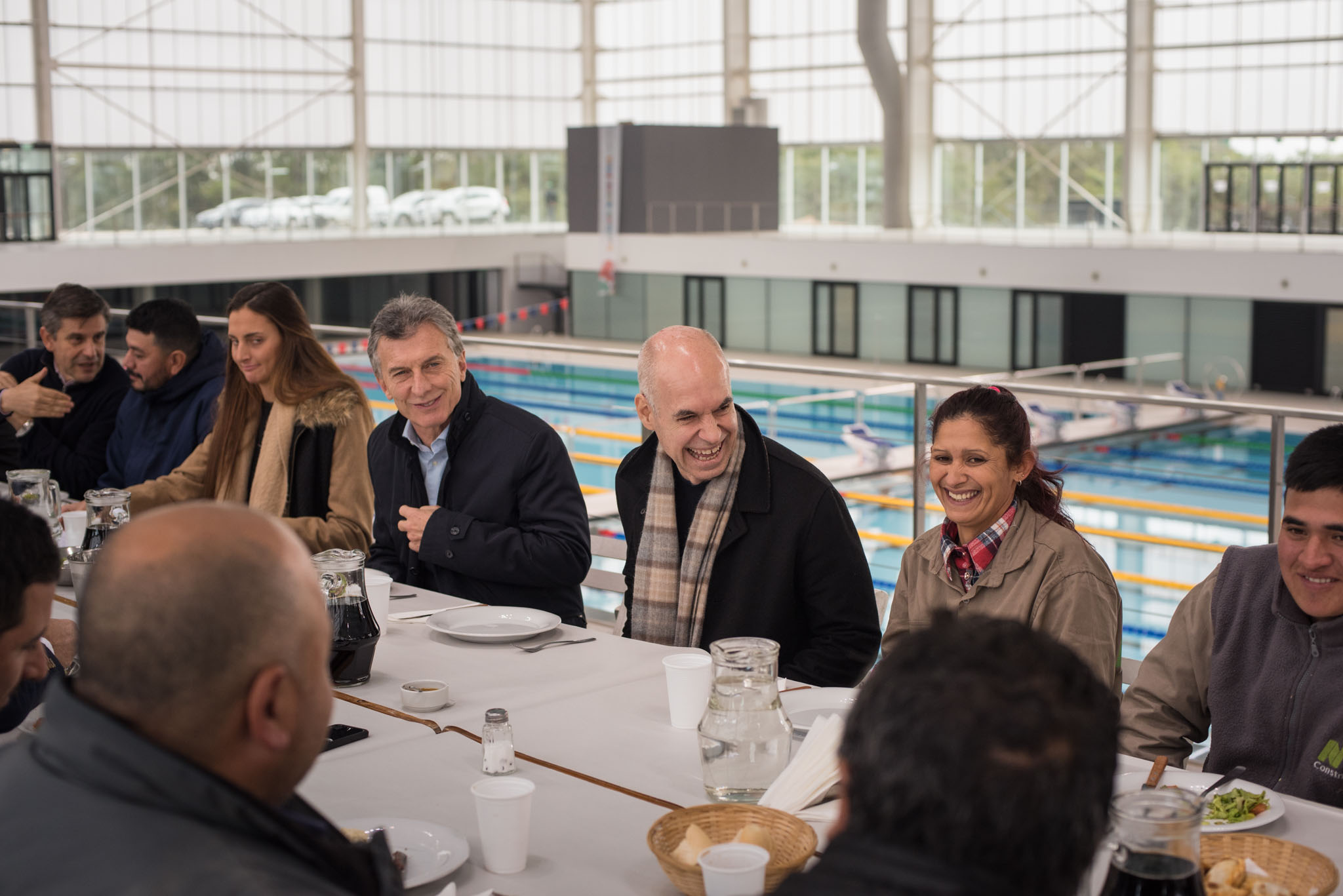 Macri y Rodríguez Larreta, en un asado con los obreros que construyeron la pileta olímpica 