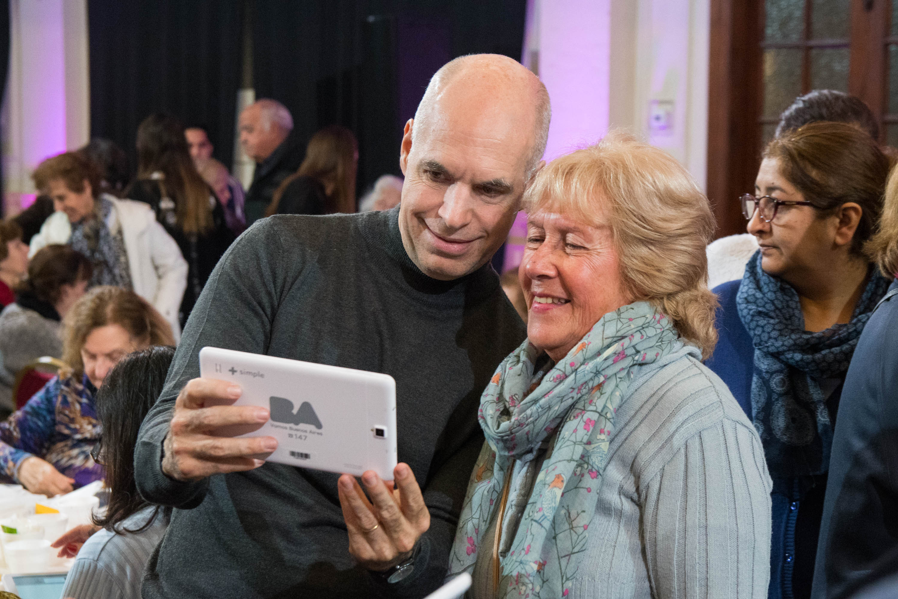 Ya son más de 100 mil los adultos mayores que tienen su tablet del programa +Simple