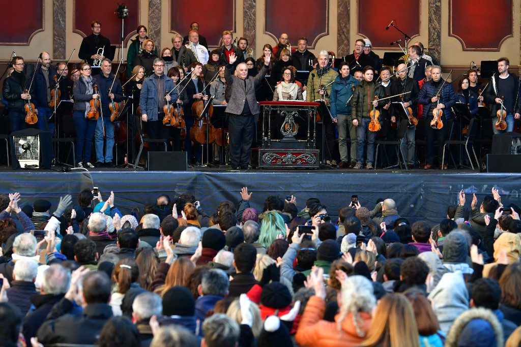 Daniel Barenboim brilló ante más de 10.000 personas en un concierto gratuito en la Plaza Vaticano