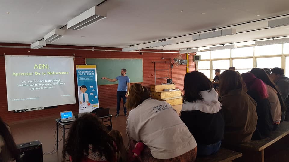 Alumnos porteños aprendieron cómo almacenar información en bacterias