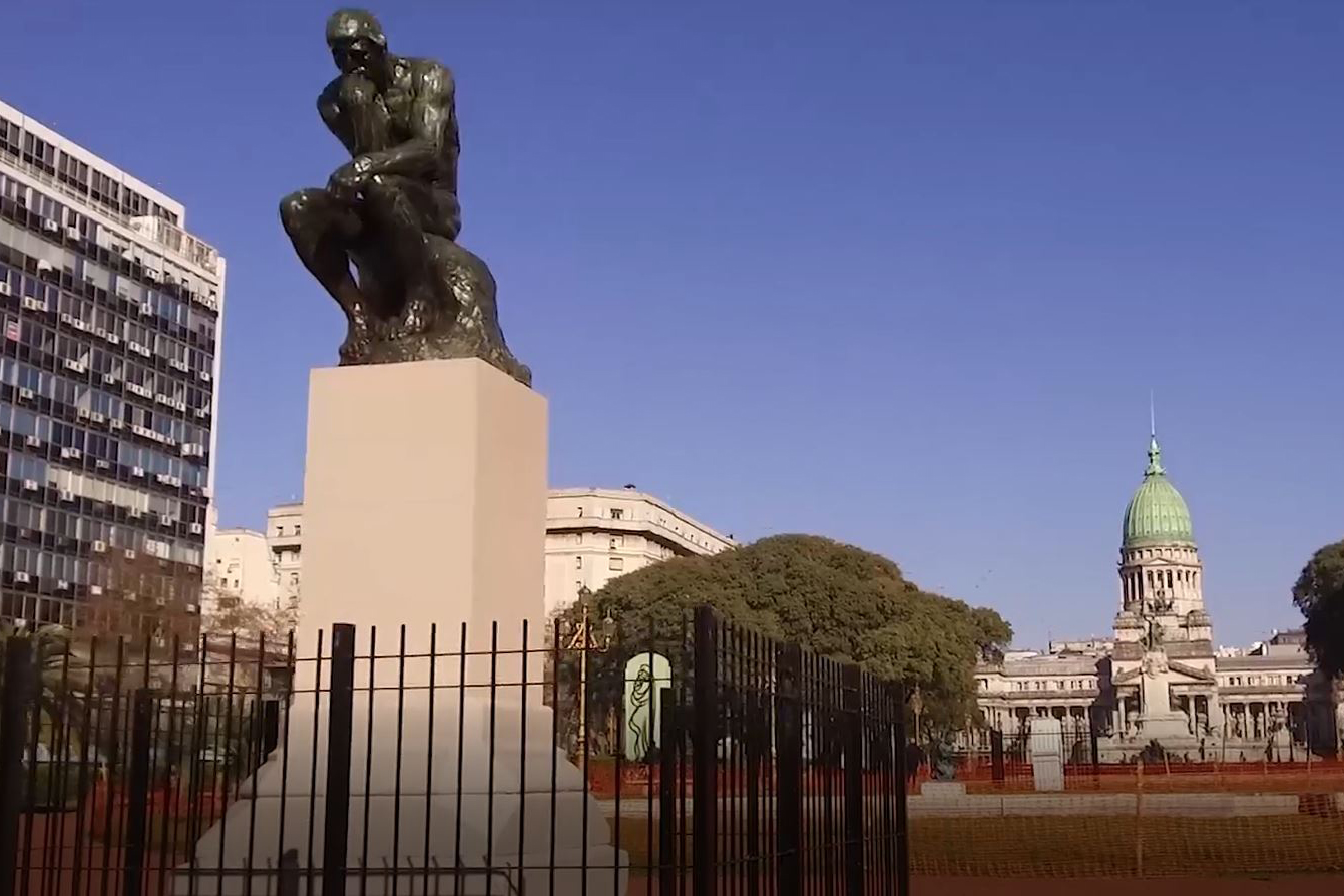 "El Pensador" de Rodin ya luce en su nuevo pedestal de Plaza Congreso