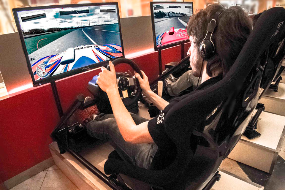 Los fanáticos de los simuladores compiten para convertirse en pilotos profesionales de Sim Racing.