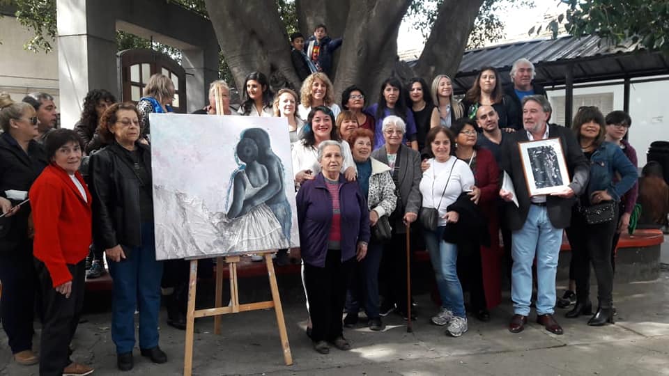 La obra Abrazo del taller de arteterapia del Hospital Penna viajará al Carrousel Du Louvre