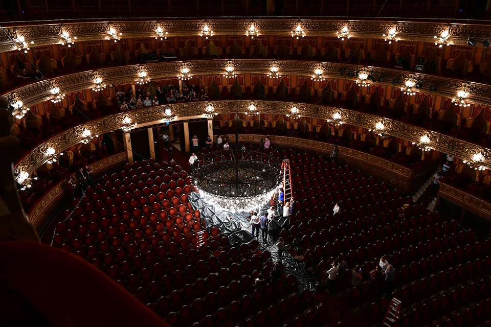 Se realizó la limpieza y mantenimiento de la espléndida Araña principal del Teatro Colón