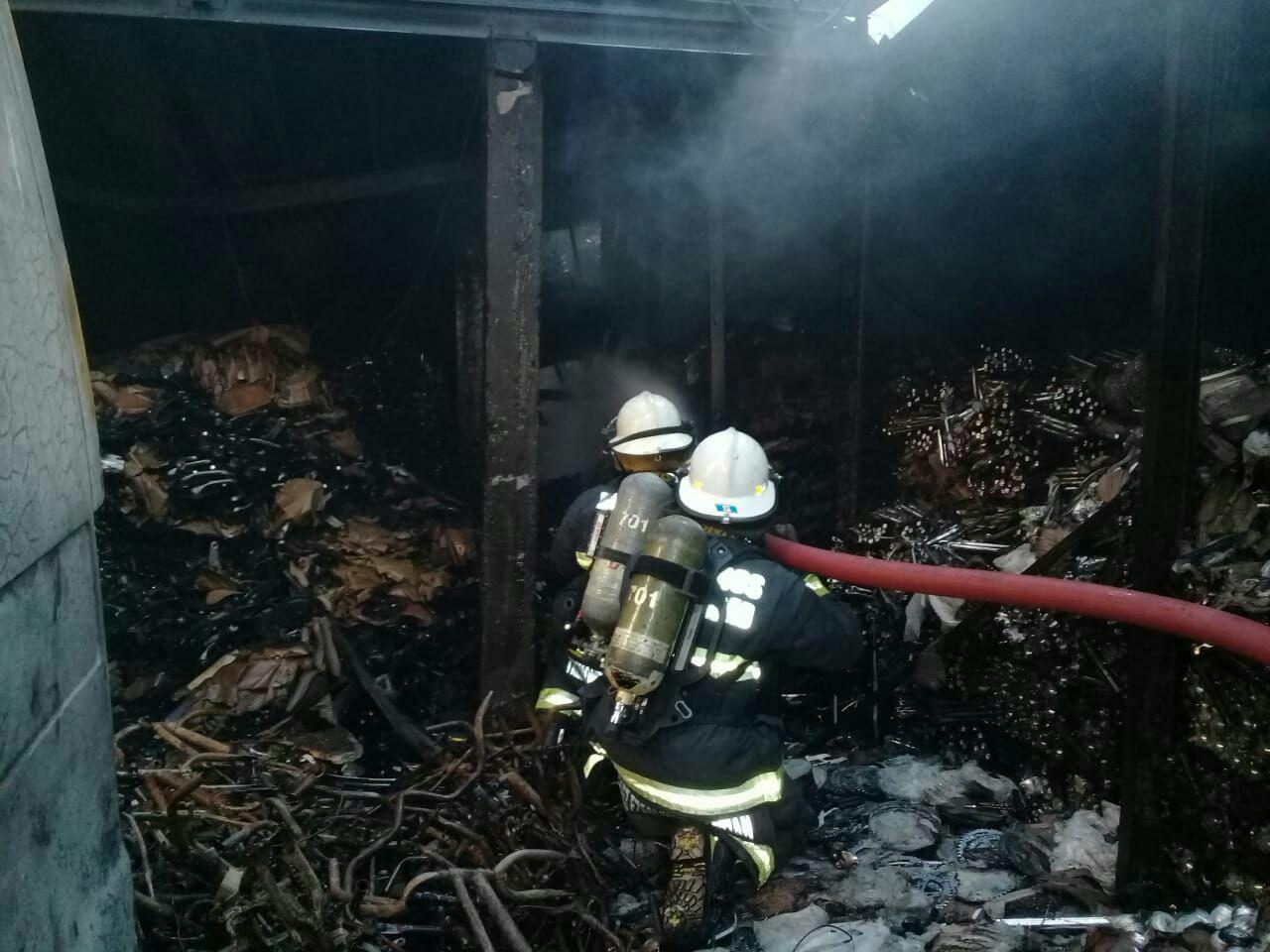 Voraz incendio en un depósito de Villa General Mitre
