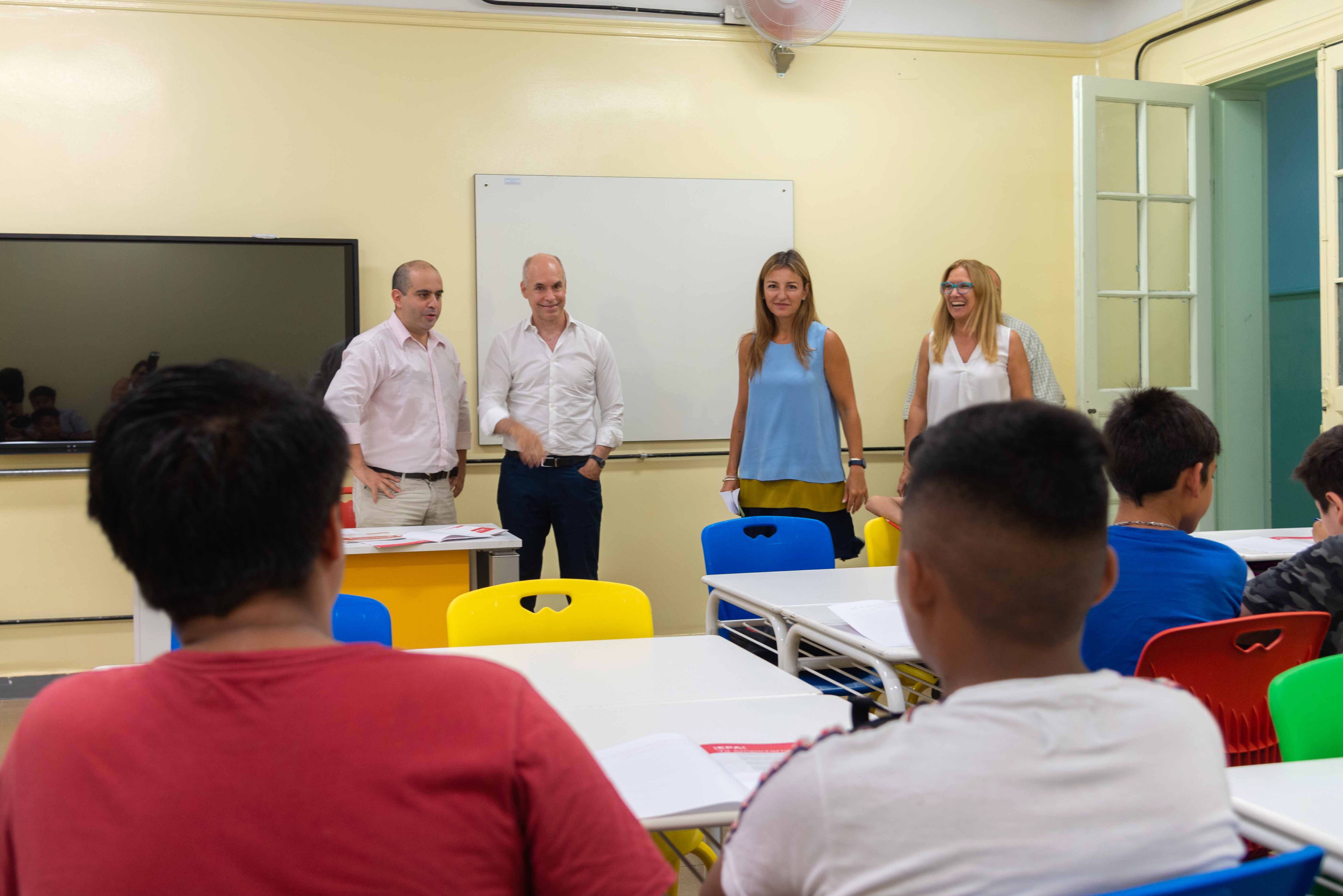 Comenzaron las clases los alumnos de 1° año del secundario de los colegios porteños
