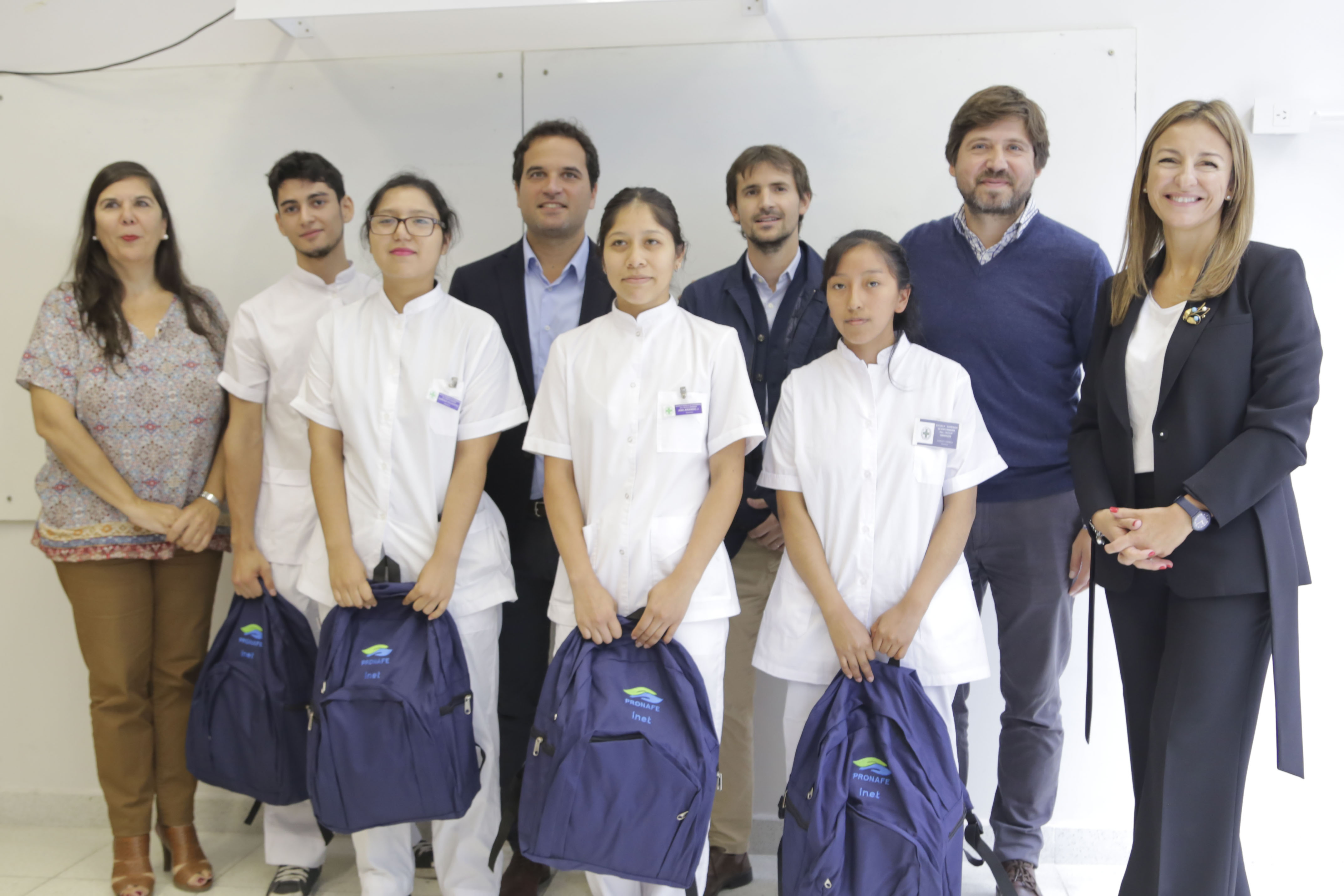 400 estudiantes de enfermería recibieron mochilas técnicas para sus prácticas
