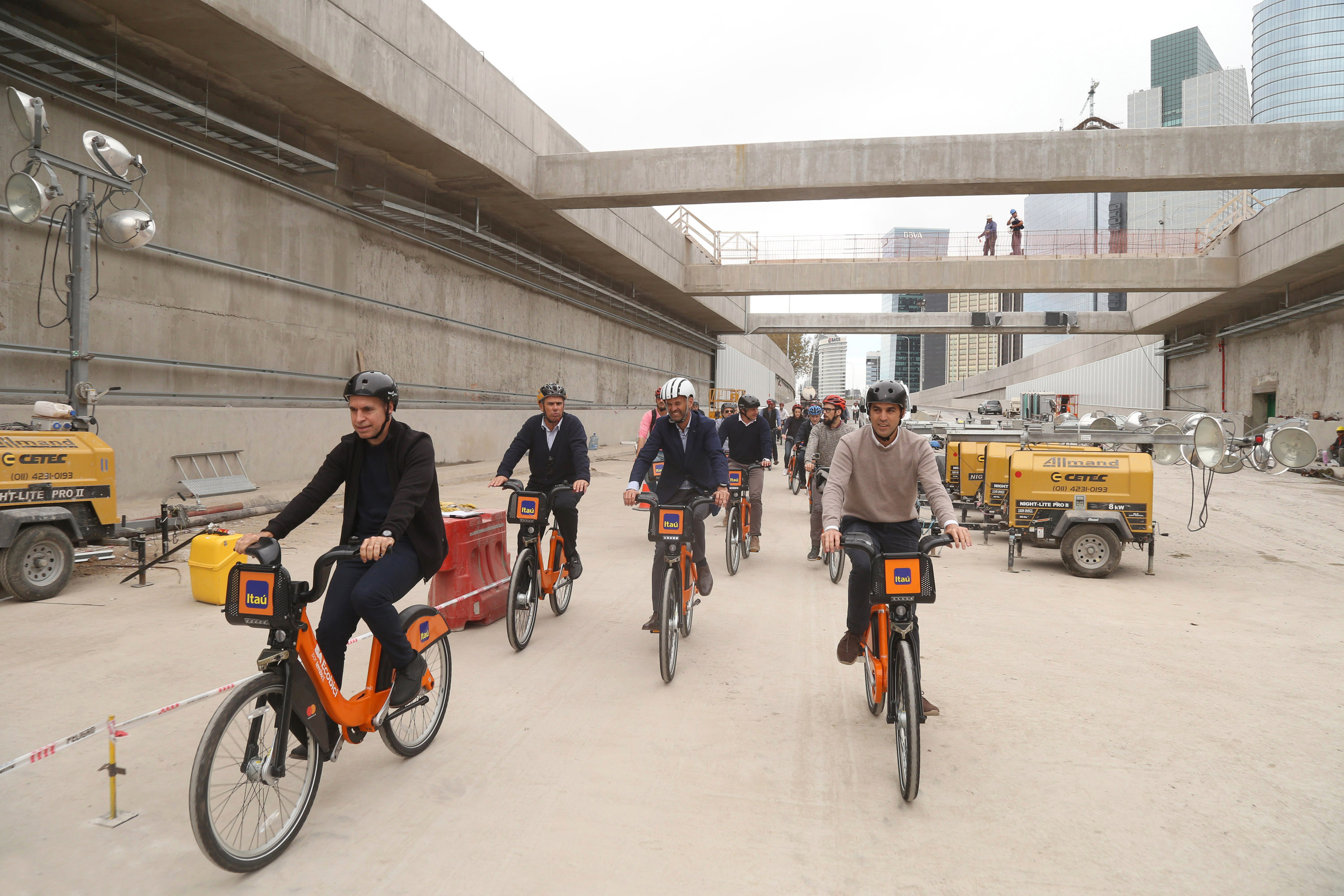 Rodríguez Larreta y Dietrich recorrieron en bicicleta los avances de la obra del Paseo del Bajo