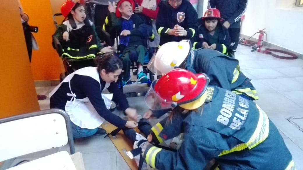 Los Bomberos de la Ciudad visitaron a los chicos de la Fundación Vitra 