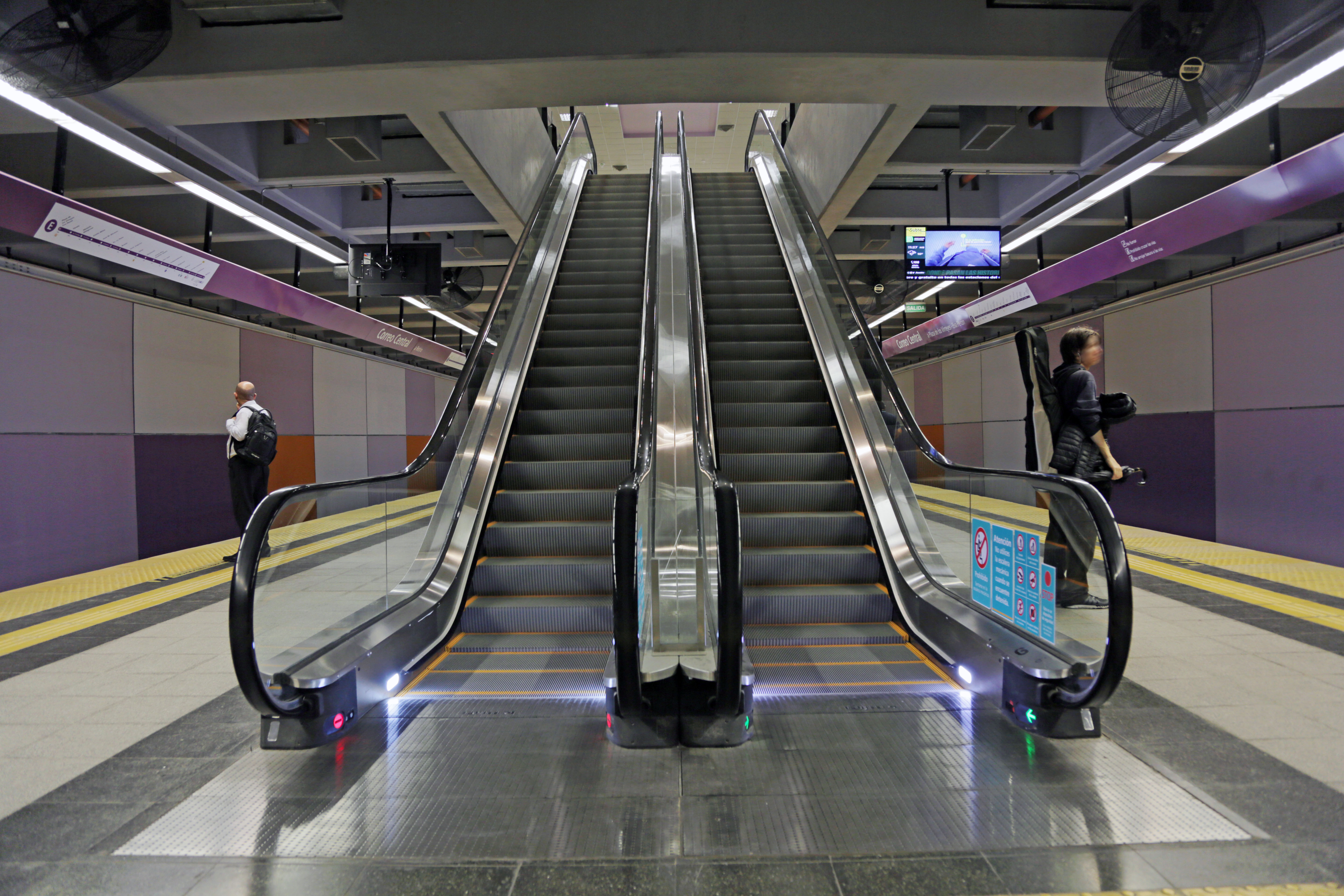 Festival Internacional de Poesía de Buenos Aires en el subte