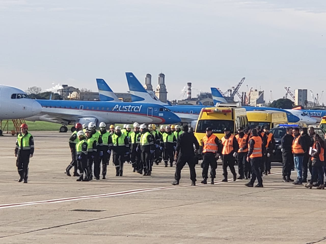 Los equipos del Sistema de Emergencias de la Ciudad participaron de un simulacro de accidente aéreo en Aeroparque