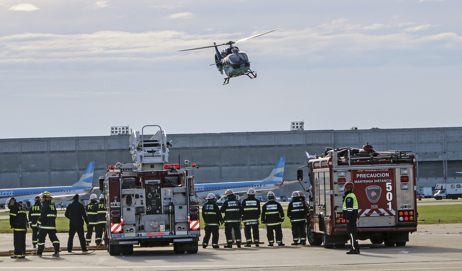 Simulacro de emergencia de los Bomberos y la Policía de la Ciudad en el Aeroparque 
