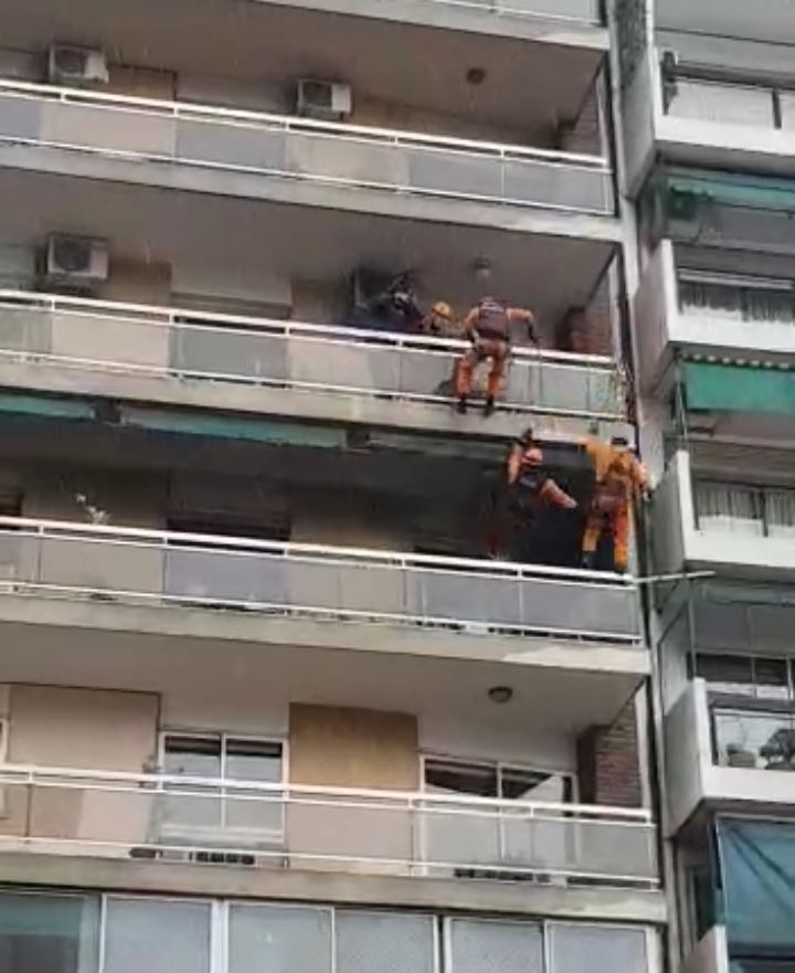 Los Bomberos de la Ciudad rescataron a un hombre que intentó arrojarse desde un balcón