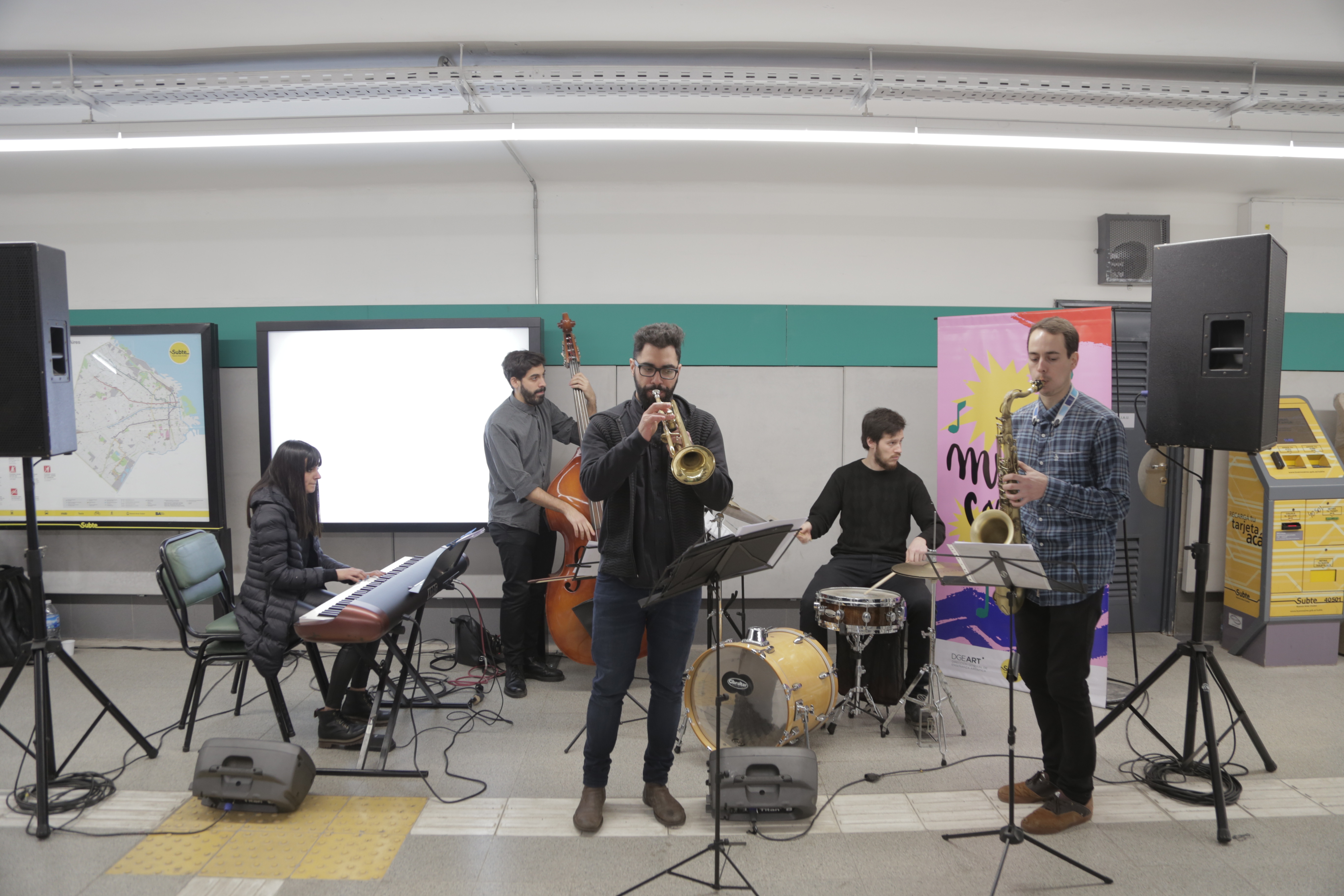 Shows de tango, folclore, jazz y percusión en las estaciones de la red