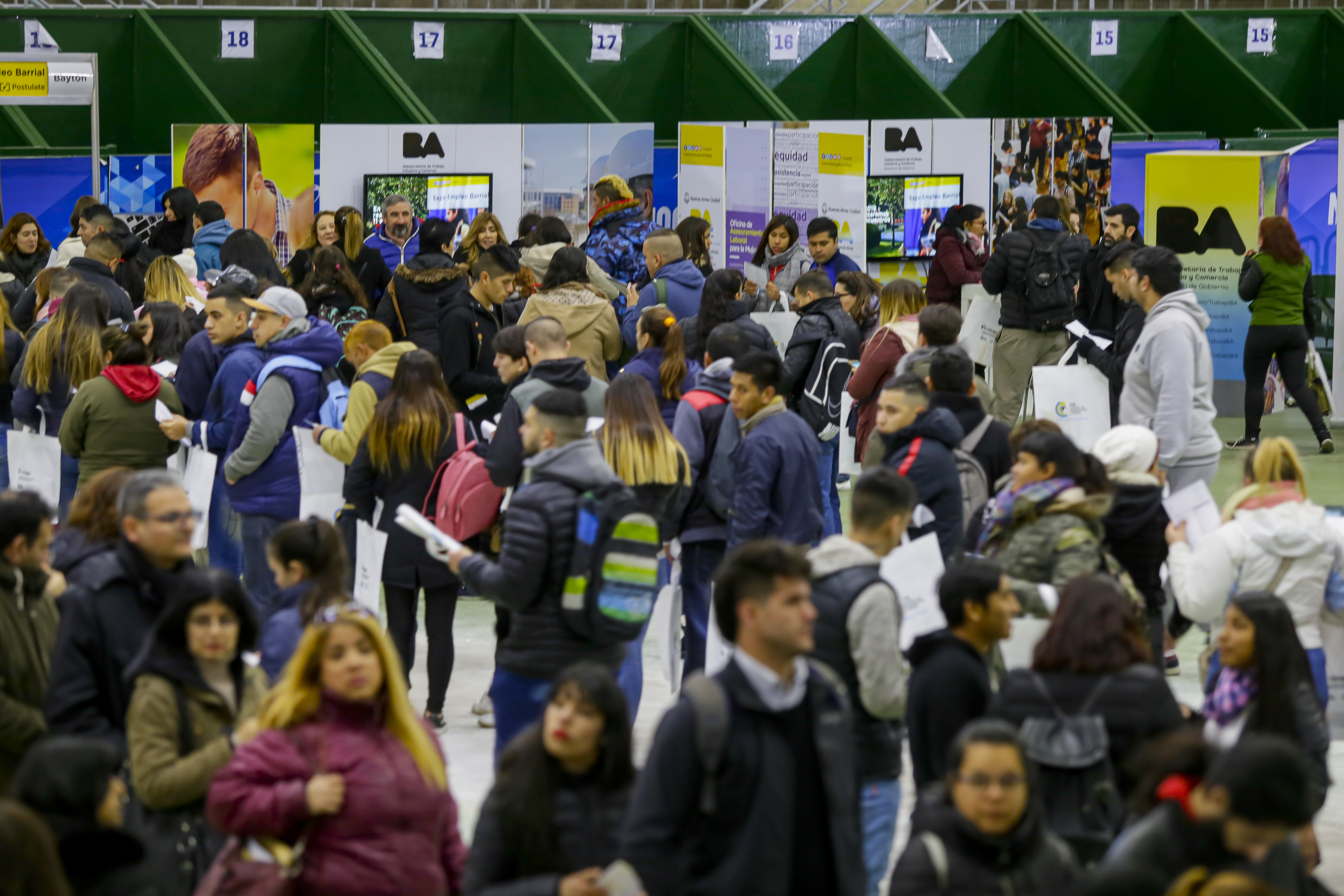 Más de 300 vecinos participaron de la Expo Empleo Barrial en Parque Roca