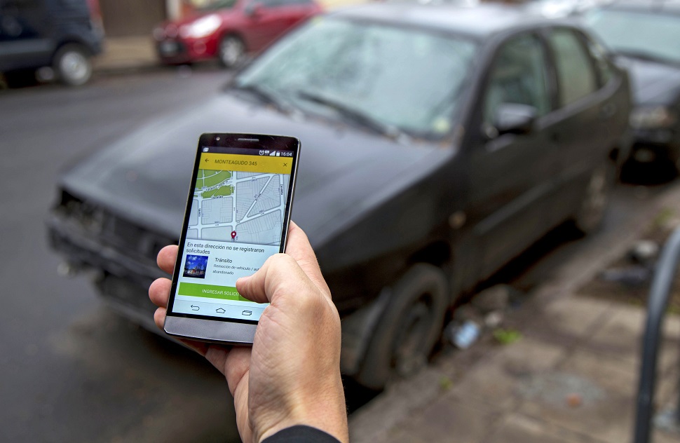 Cómo gestionar el retiro de un auto abandonado desde un celular o PC
