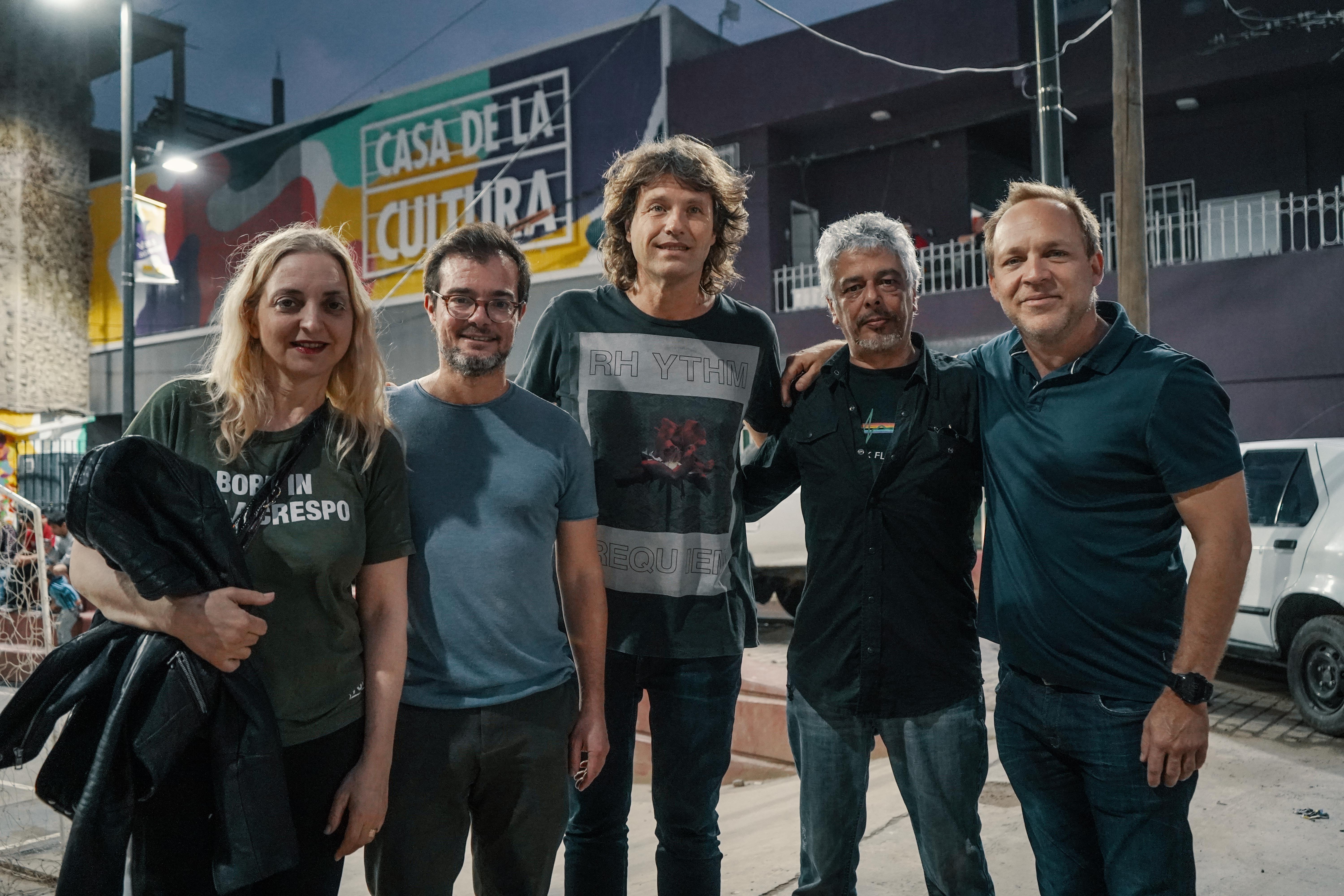 Así fue la visita de Hernán Cattáneo, Boby Flores y Nicola Costantino a los talleres de Arte en Barrios en el Barrio Padre Mugica