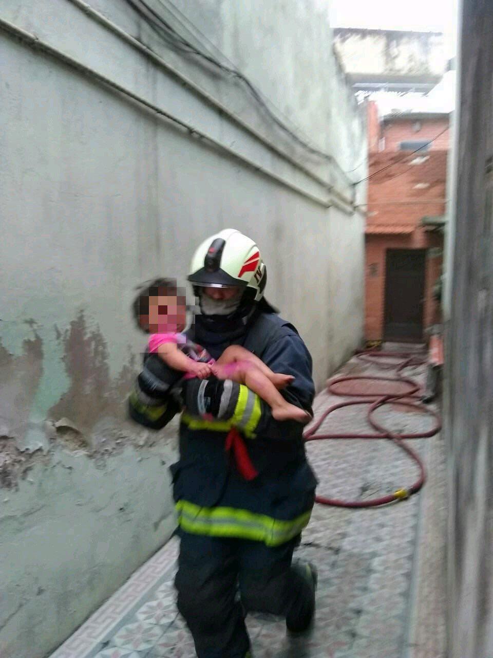 Bomberos de la Ciudad salvaron a tres menores que quedaron atrapadas en un incendio