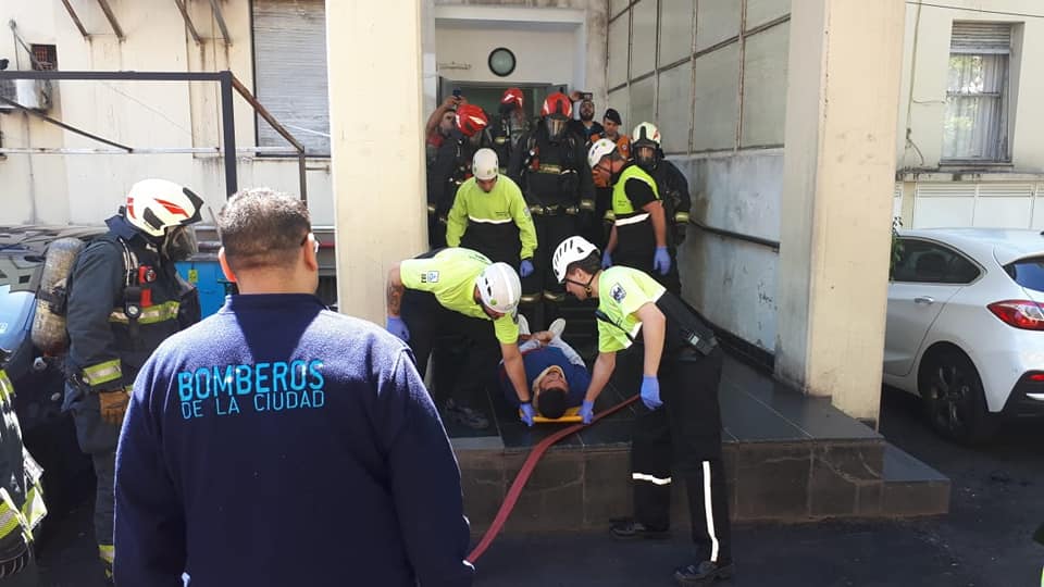 Los Bomberos de la Ciudad y Defensa Civil participaron de un Simulacro en el Hospital Udaondo