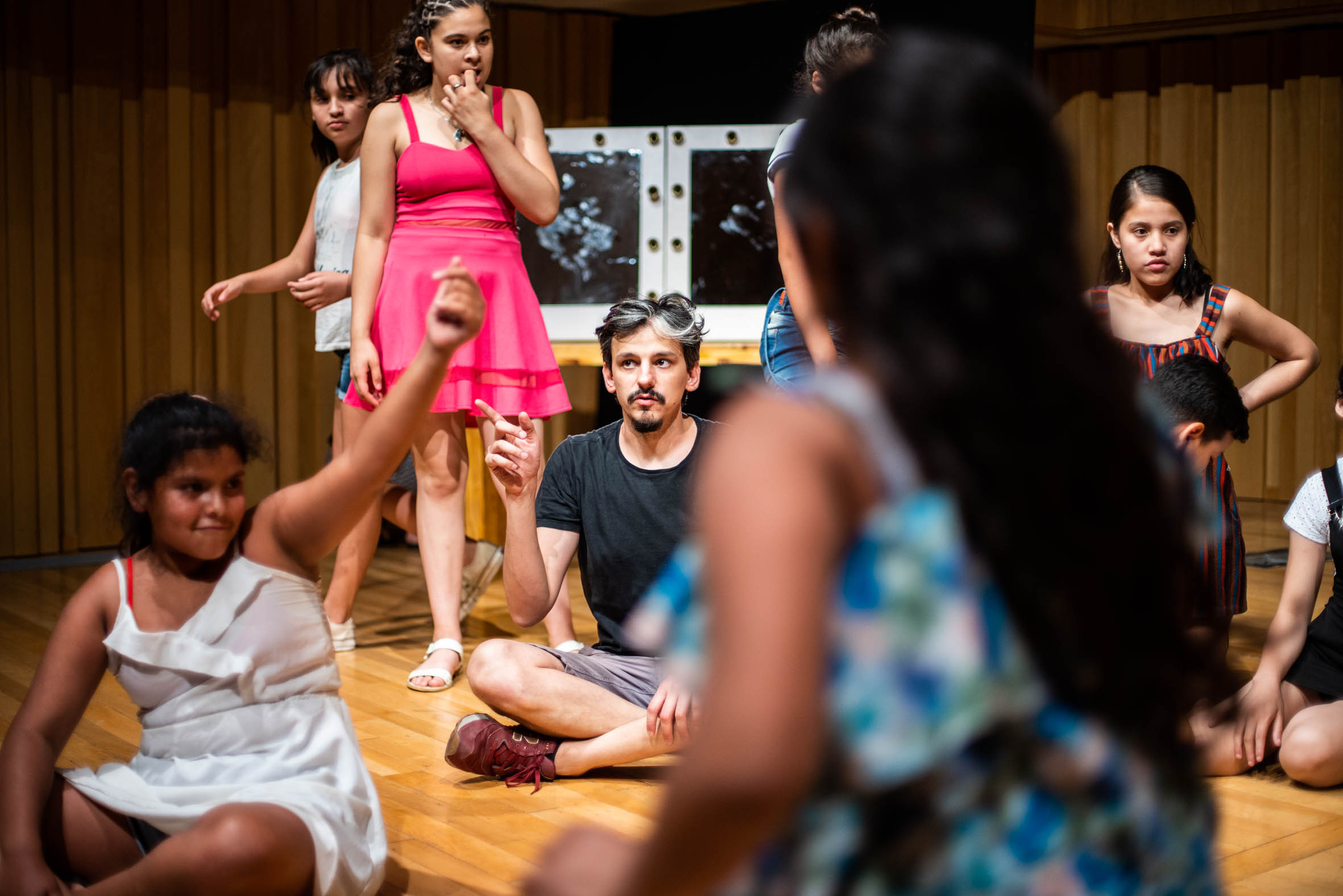 El elenco de Derechos torcidos vuelve a la escena de FIBA