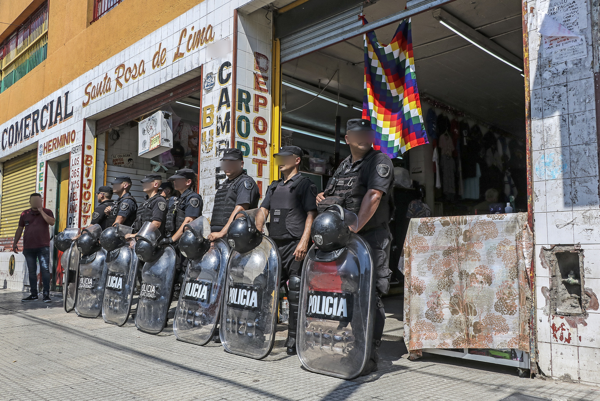 Allanamiento de mercadería apócrifa en Liniers valuada en 10 millones de pesos  