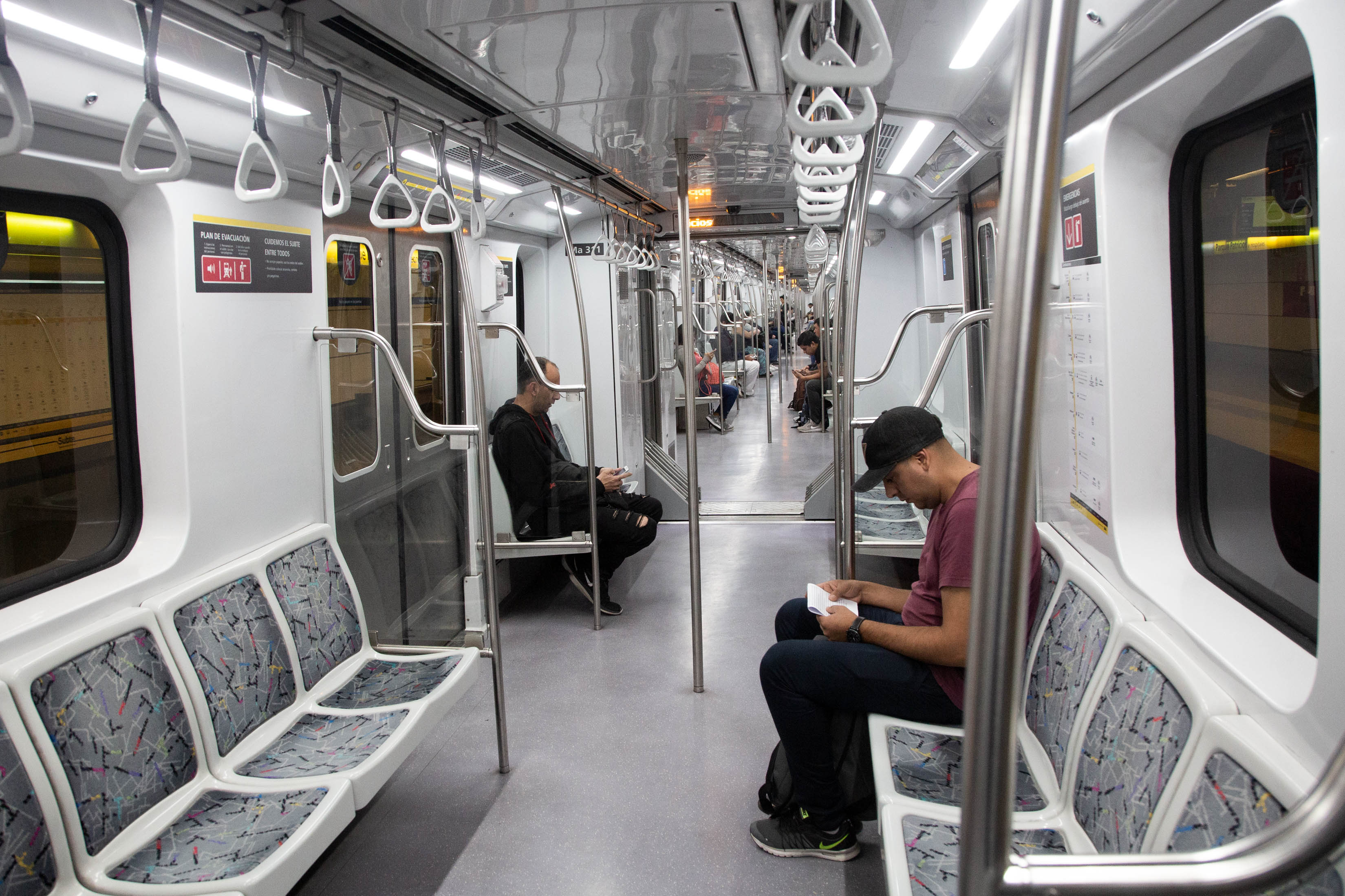 Reabrieron once estaciones de subte para facilitar el acceso a los bancos