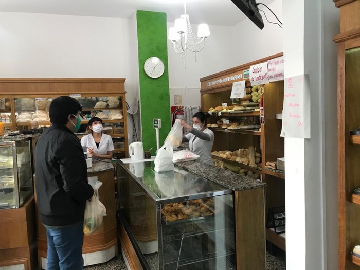 Zonas comerciales de alto tránsito: se limita la actividad a negocios esenciales