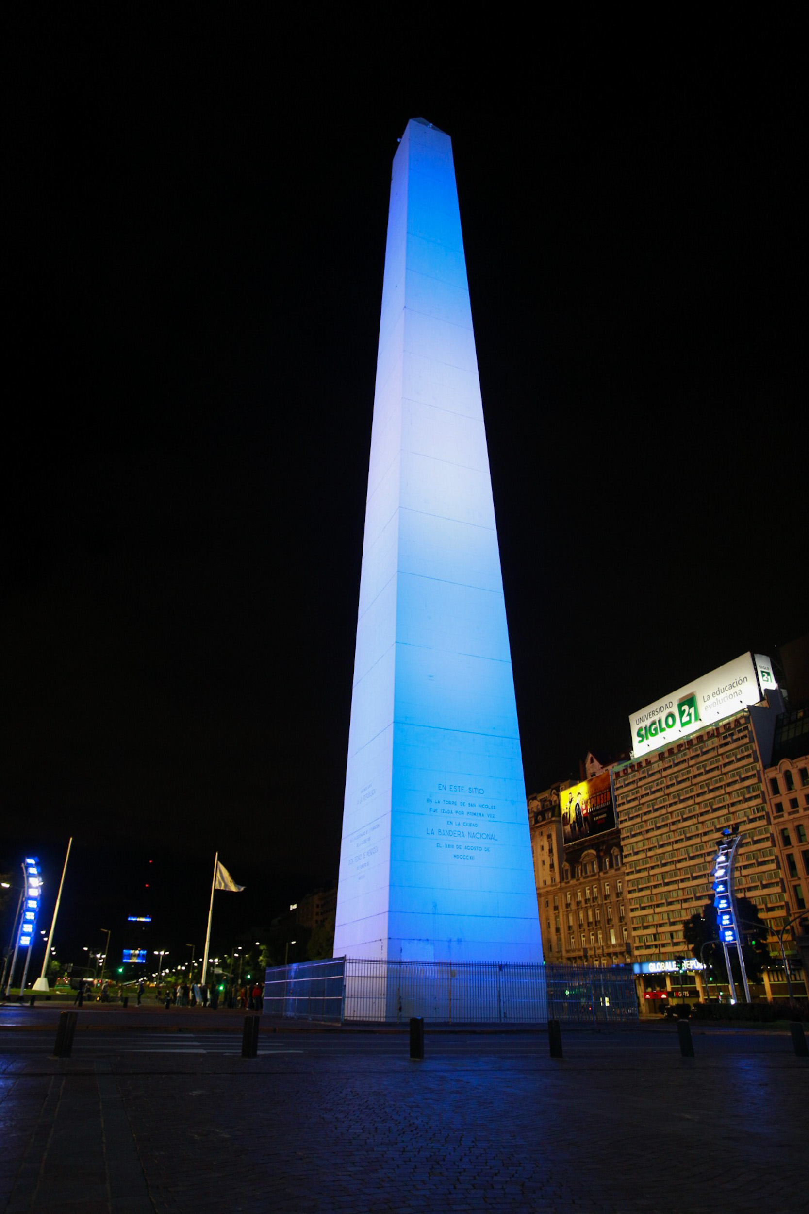 Se ilumina el Obelisco con los colores de las banderas argentina e italiana