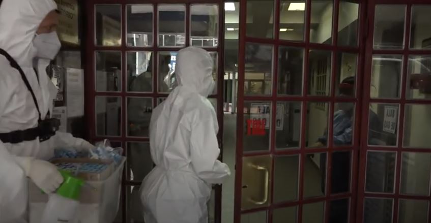 Video: cómo se hacen los hisopados en un geriátrico de la Ciudad