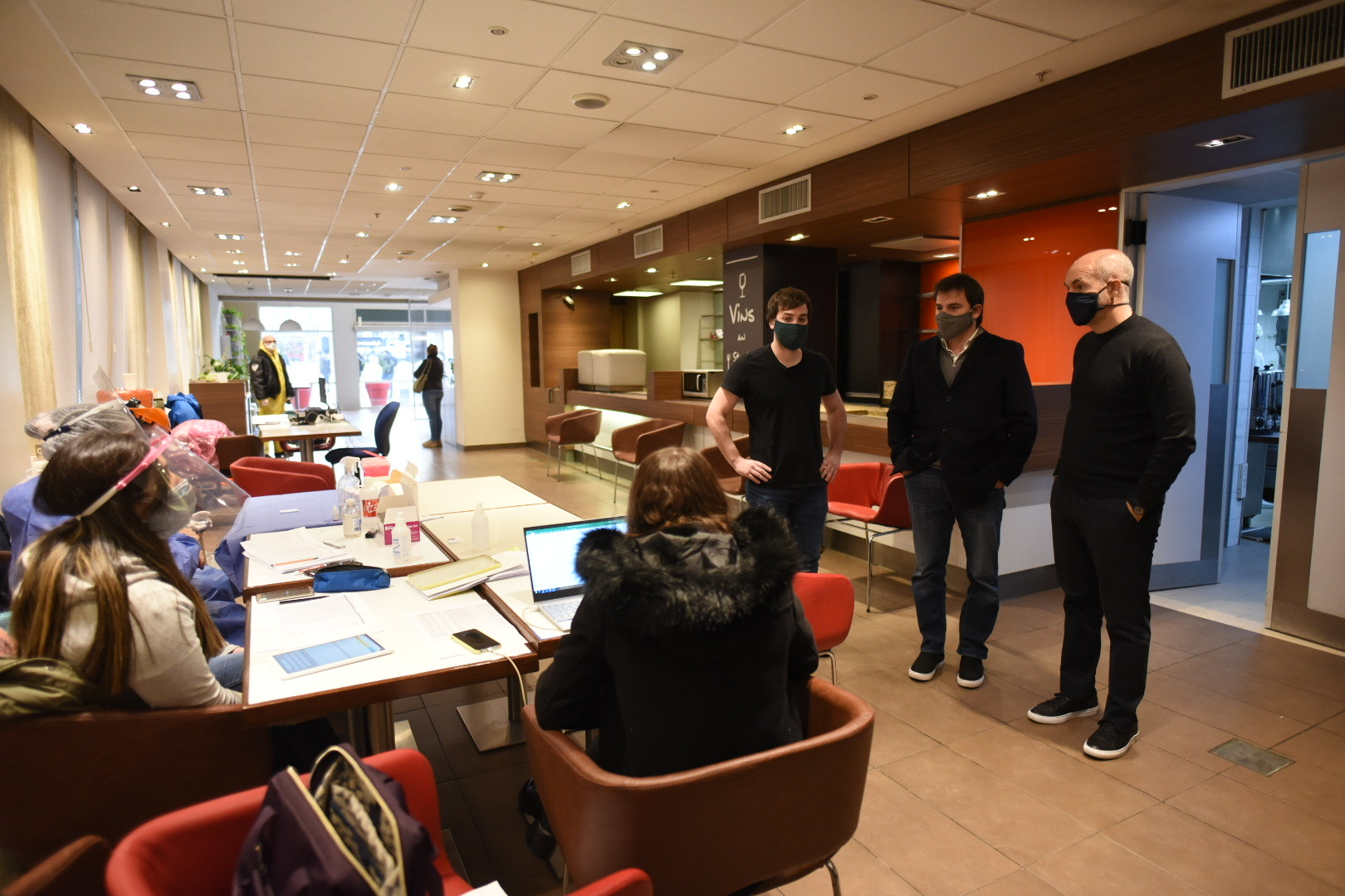 Las experiencias de un médico y de una voluntaria que atienden a pacientes leves en un hotel de la Ciudad