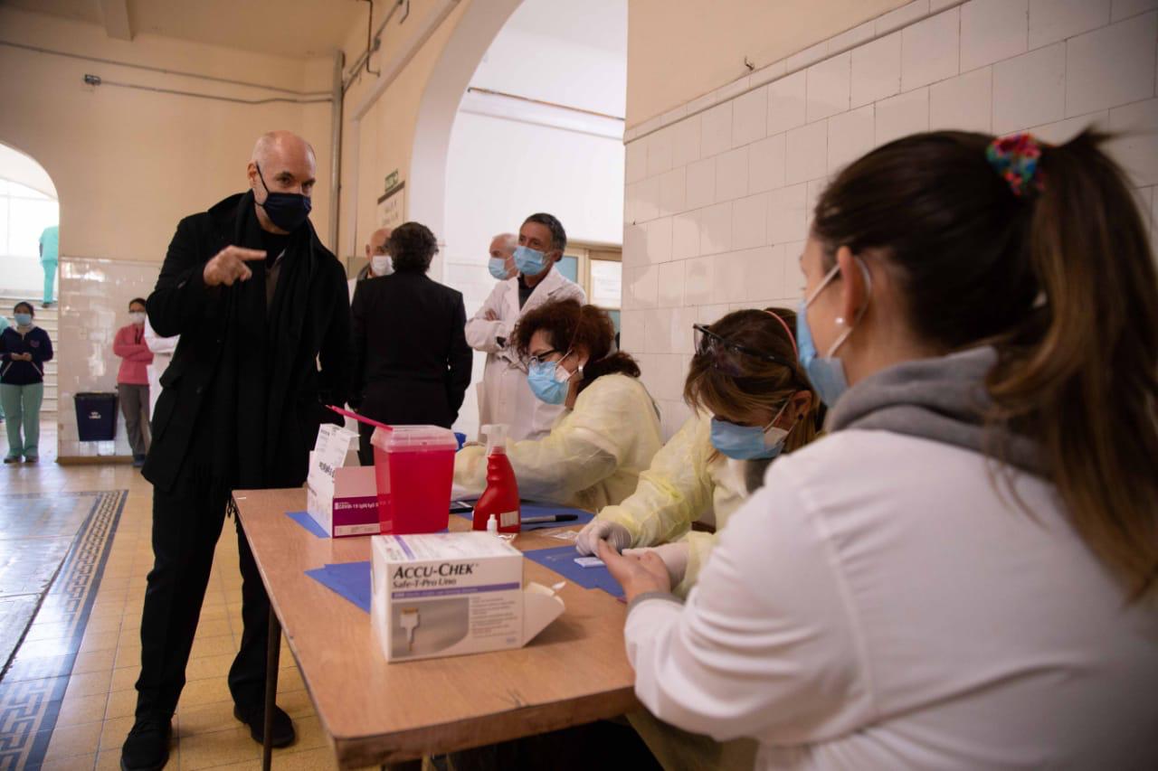 Horacio Rodríguez Larreta visitó el pabellón donde testean al personal de la salud 