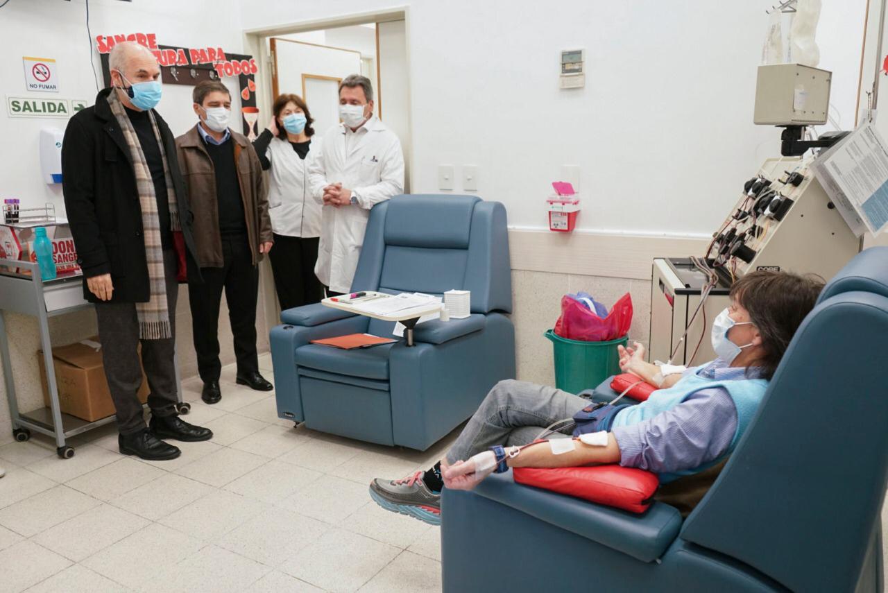 Donación de plasma: Rodríguez Larreta recorrió la unidad de Hemoterapia del Hospital Álvarez