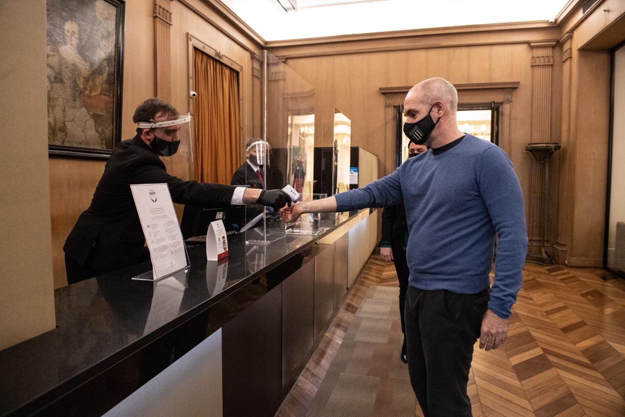 Visita a un hotel de Retiro para supervisar el cumplimiento del protocolo para la reapertura