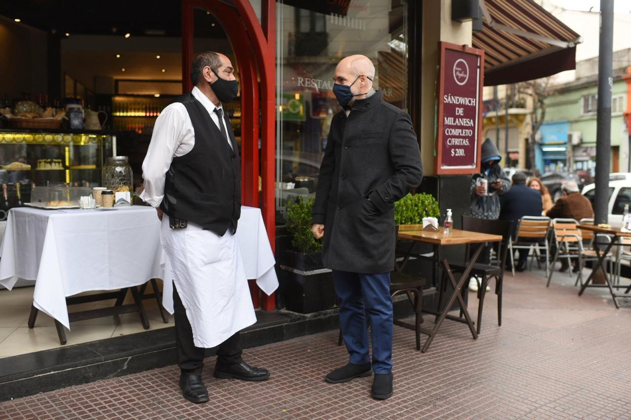 Rodríguez Larreta visitó un local gastronómico que ya funciona con mesas al aire libre