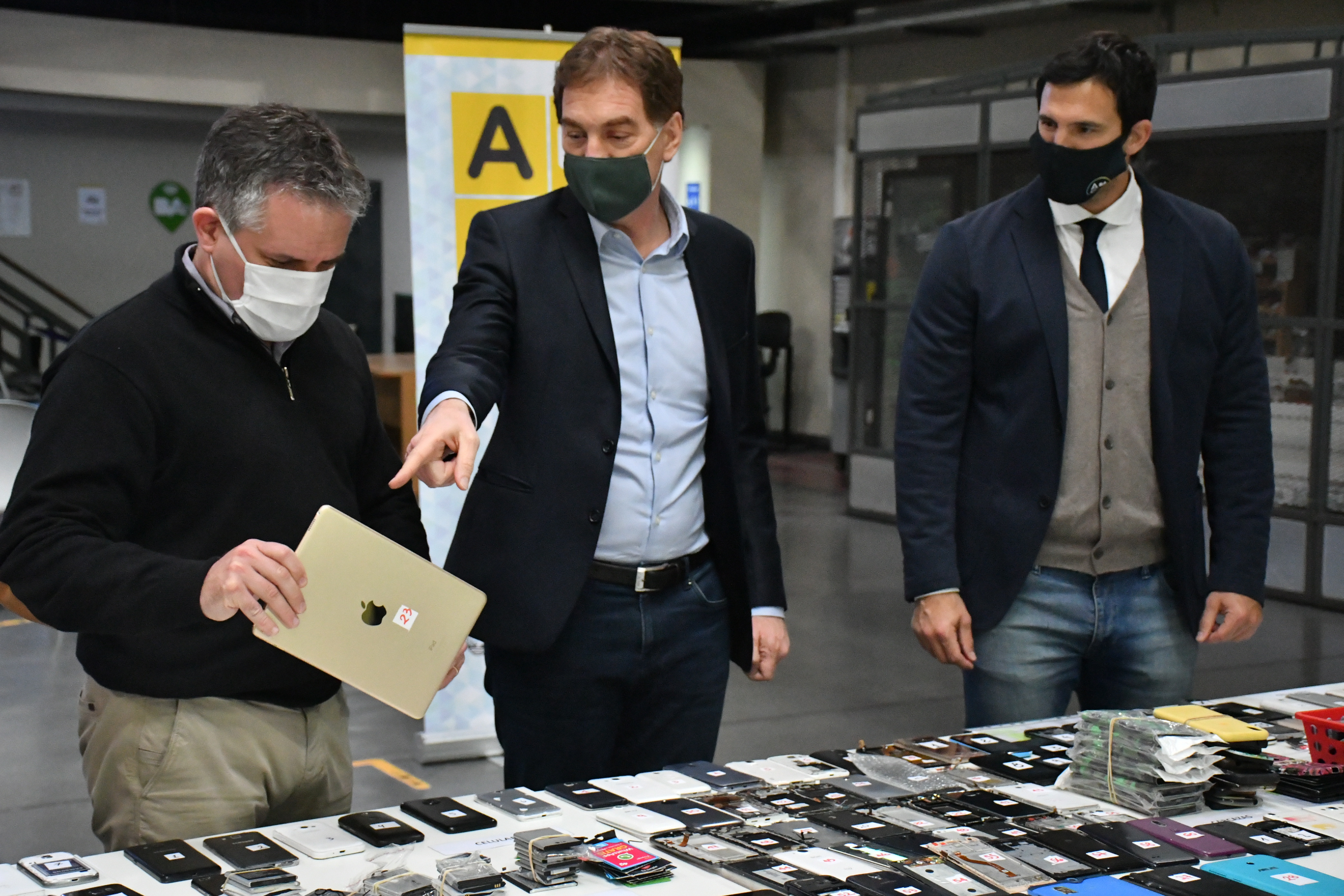Santilli, D’Alessandro y Lanusse presentaron más de 500 celulares secuestrados