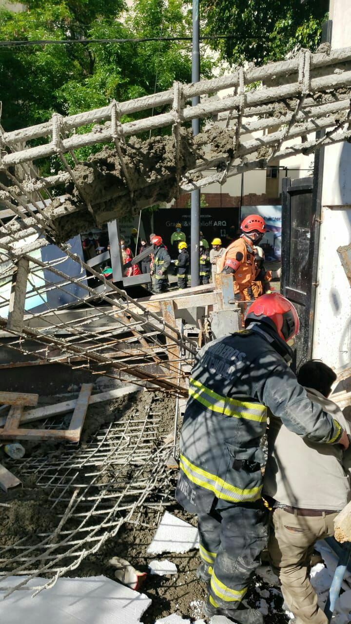 Bomberos de la Ciudad rescataron a seis obreros tras el derrumbe de una obra en Belgrano