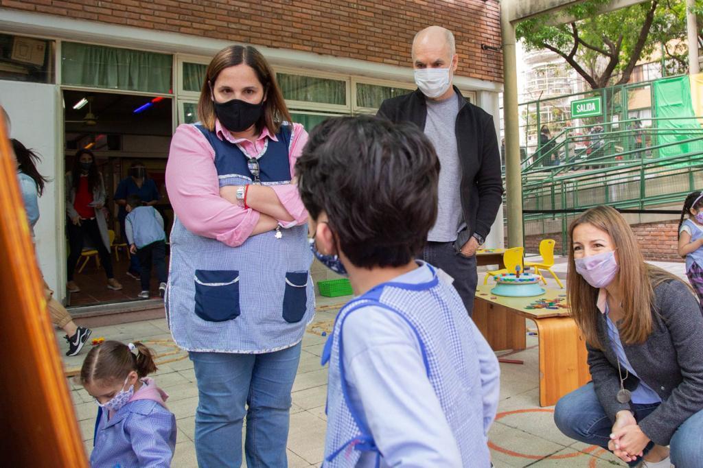 Rodríguez Larreta y Acuña visitaron el Jardín de Infantes N°3 D.E. 01, donde volvieron las actividades de forma presencial