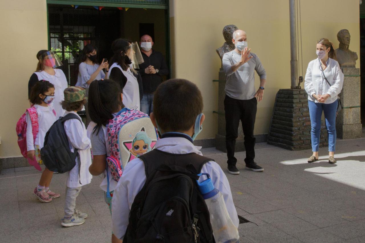 El Jefe de Gobierno porteño y la Ministra de Educación, junto a los alumnos de primer grado