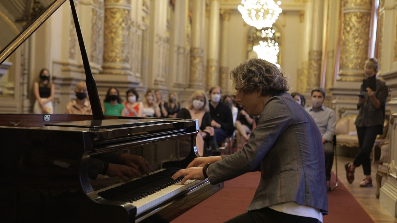 Declaran personalidad destacada de la cultura a la pianista y compositora trans Calenna Garbä