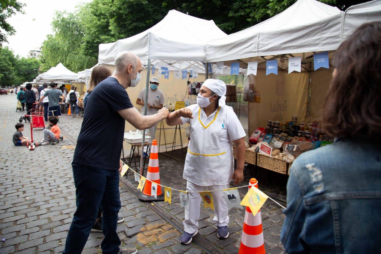 Rodríguez Larreta recorrió la feria artesanal de la Plaza Armenia